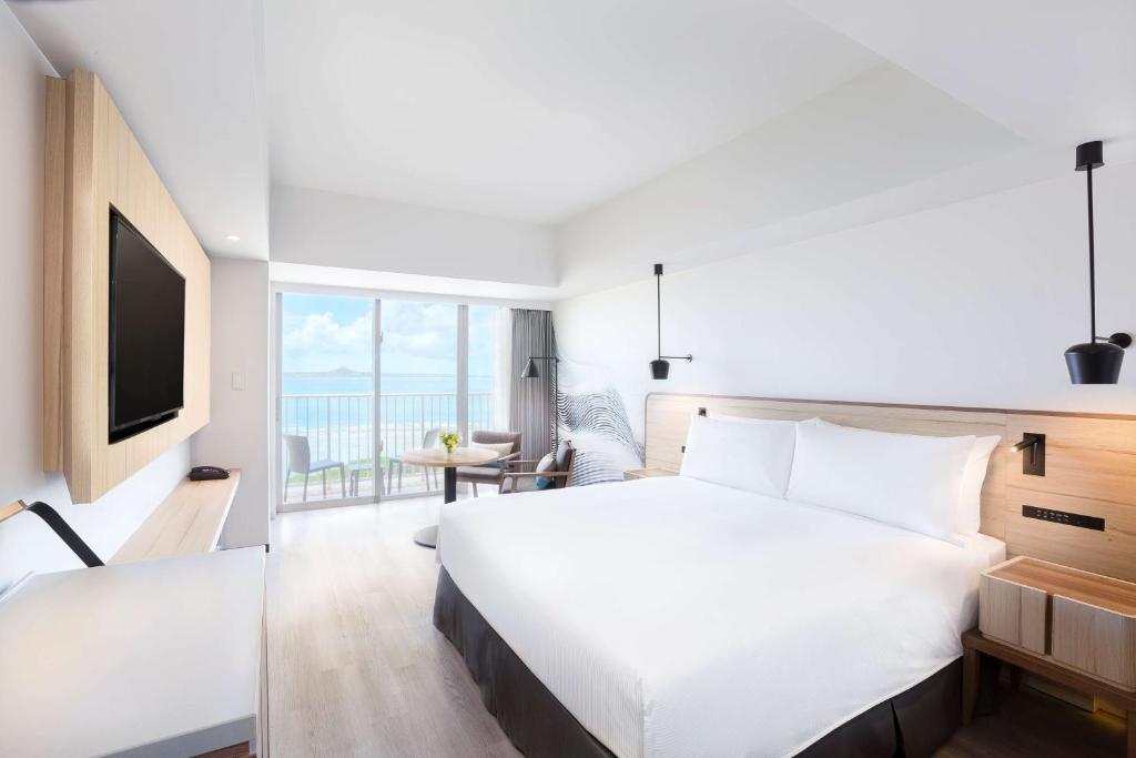 Postel nebo postele na pokoji v ubytování Hilton Okinawa Sesoko Resort