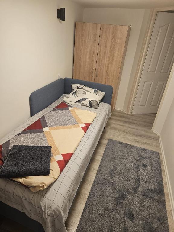 Una cama con edredón en una habitación en 7DAB 8 contactless self check-in, en Budapest