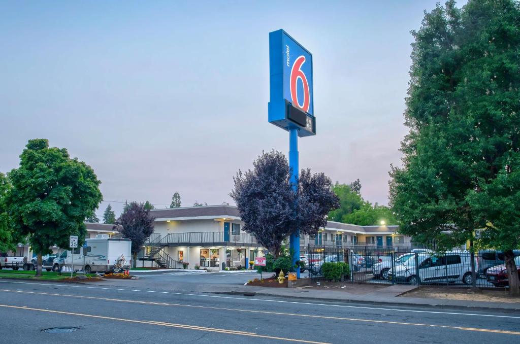 um sinal de Pepsi Cola em frente a um hotel em Motel 6-Salem, OR em Salem