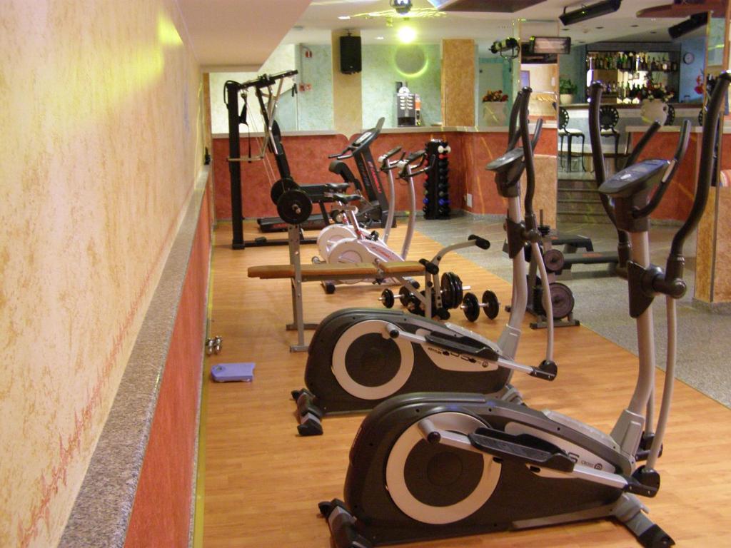 The fitness centre and/or fitness facilities at LE NEREIDI Hotel & Residence con Piscina-Tennis-Fitness-Parcheggio coperto-Sala Conferenze