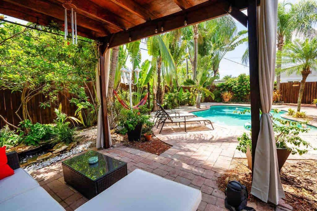 um quintal com uma piscina e um pátio em Tropical Paradise em Fort Lauderdale