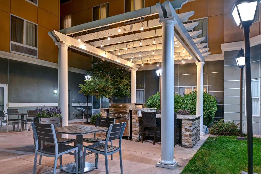 Homewood Suites by Hilton Albuquerque Airportにあるパティオまたは屋外エリア