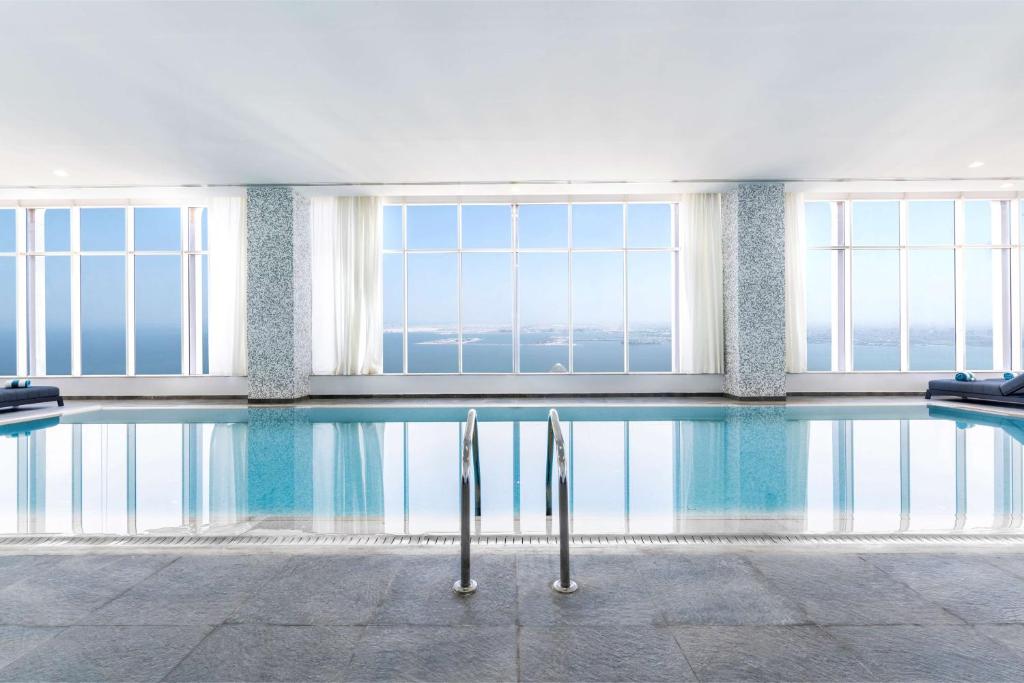 Sundlaugin á Aleph Doha Residences, Curio Collection By Hilton eða í nágrenninu