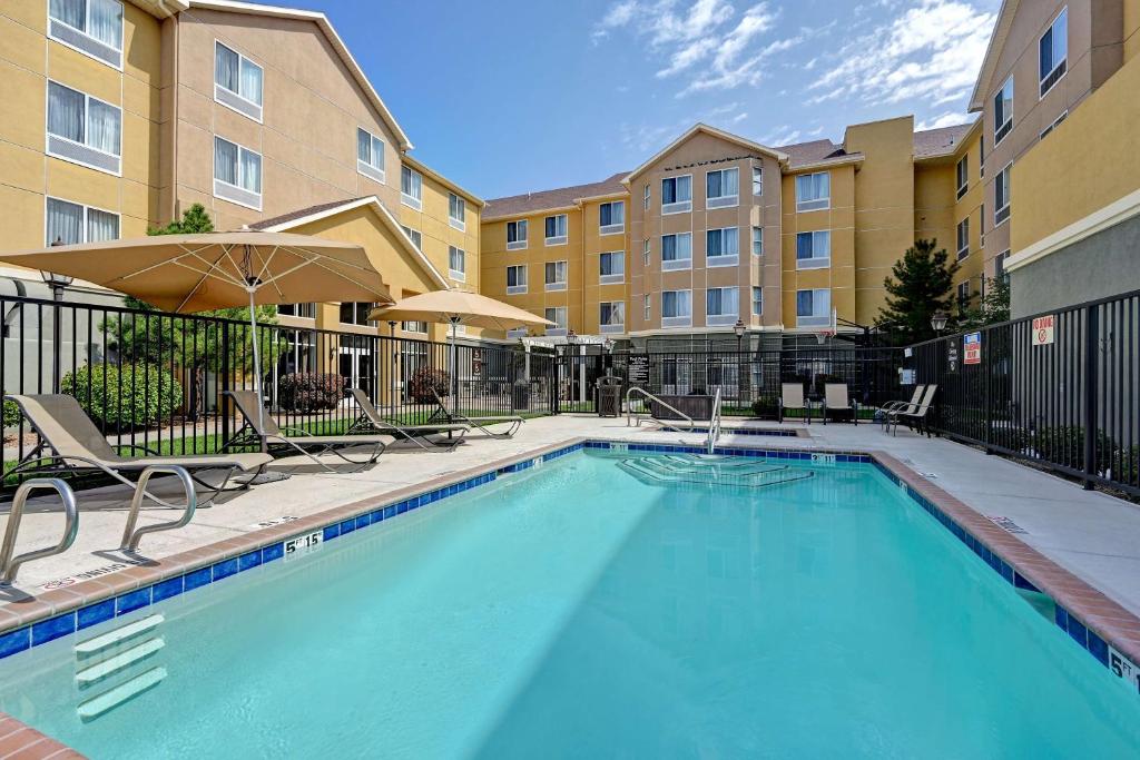 Homewood Suites by Hilton Albuquerque Airportの敷地内または近くにあるプール