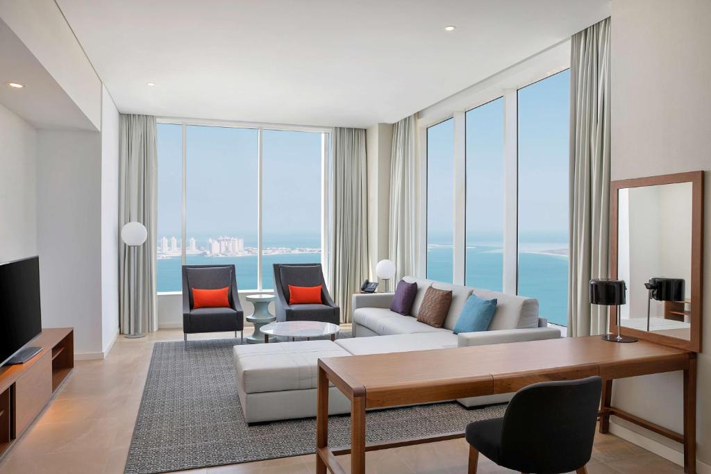 Sjónvarps- og/eða afþreyingartæki á Aleph Doha Residences, Curio Collection By Hilton