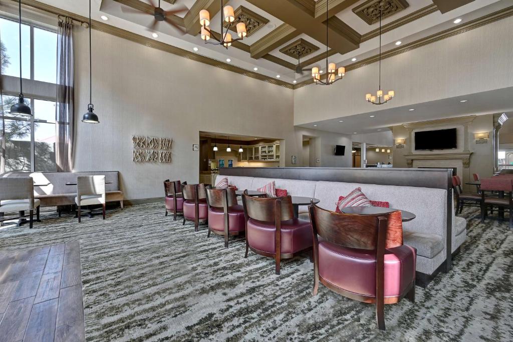 Homewood Suites by Hilton Albuquerque Airportにあるシーティングエリア