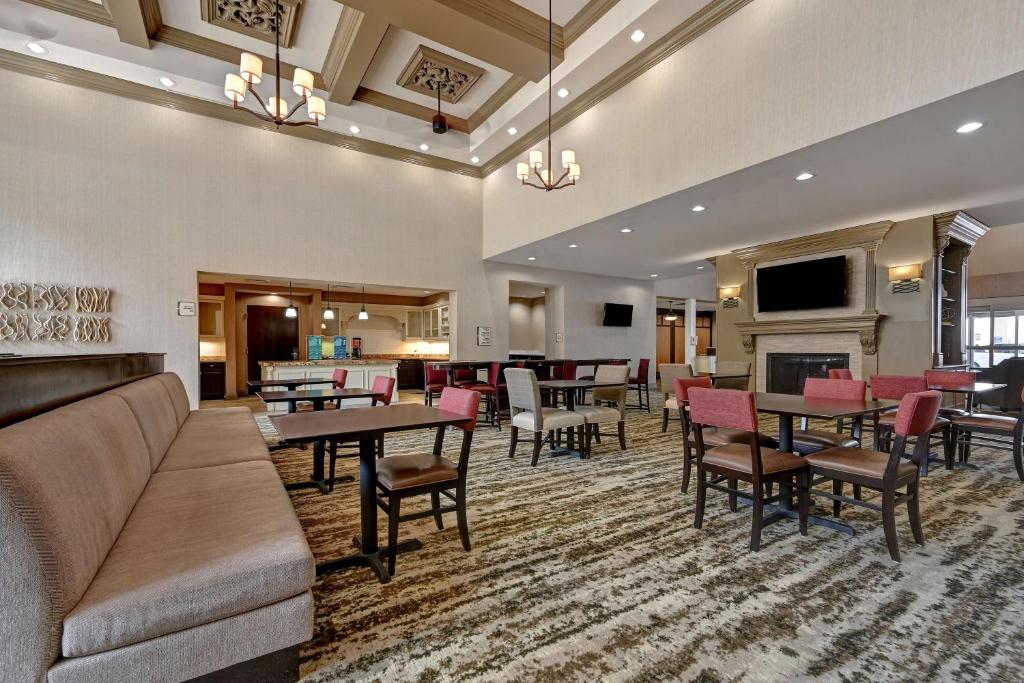 アルバカーキにあるHomewood Suites by Hilton Albuquerque Airportのホテルのロビー(テーブル、椅子、暖炉付)