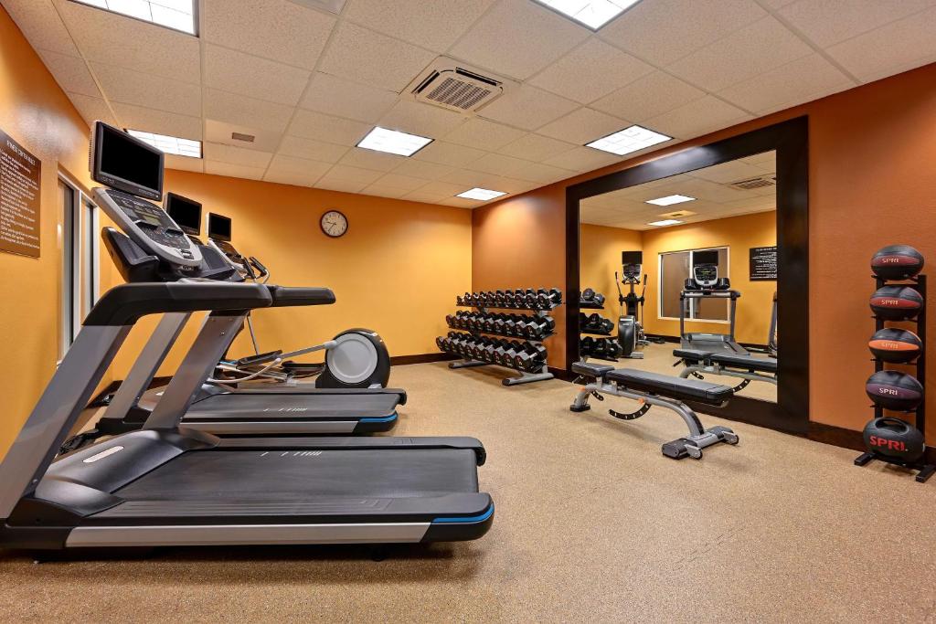 Homewood Suites by Hilton Albuquerque Airportにあるフィットネスセンターまたはフィットネス設備