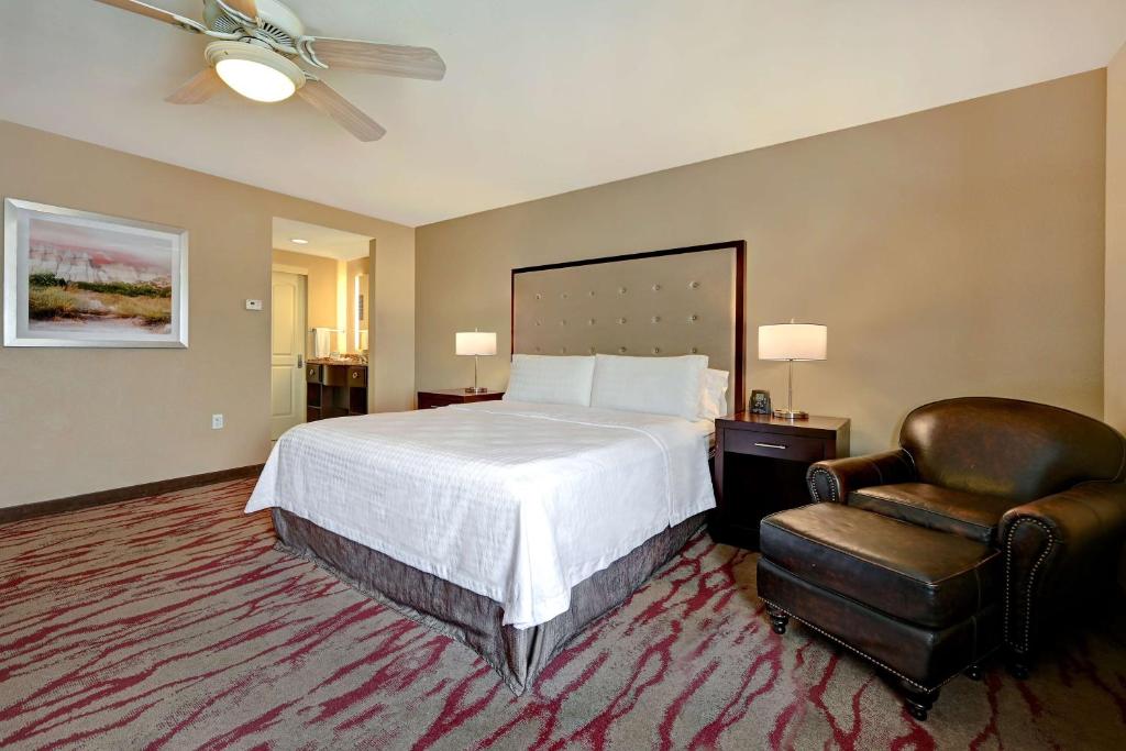 Homewood Suites by Hilton Albuquerque Airportにあるベッド