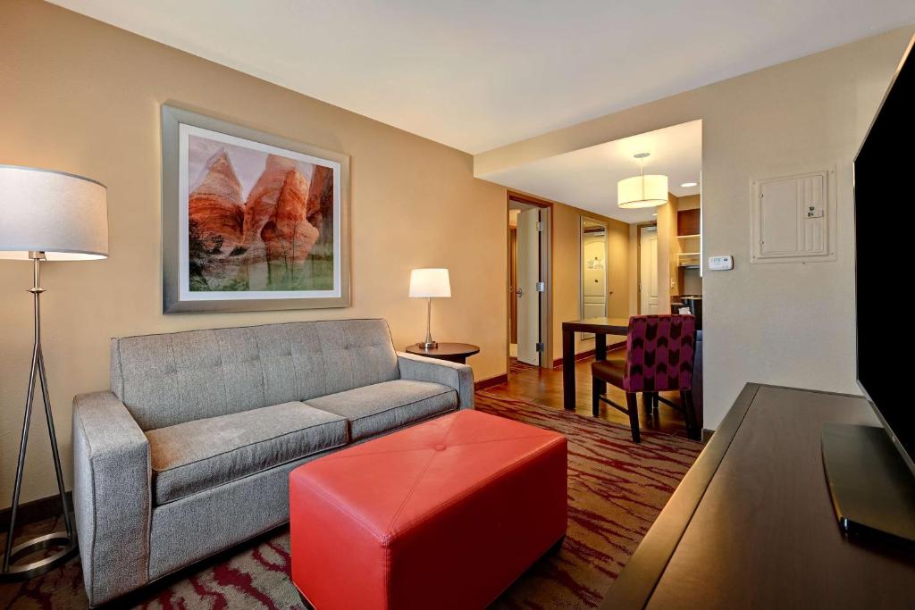 Homewood Suites by Hilton Albuquerque Airportにあるシーティングエリア