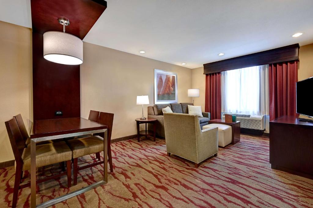 Homewood Suites by Hilton Albuquerque Airportにあるテレビまたはエンターテインメントセンター