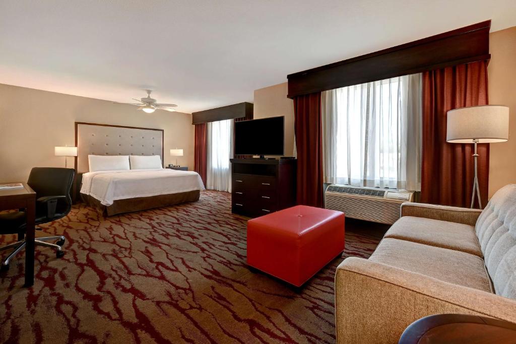 Homewood Suites by Hilton Albuquerque Airportにあるテレビまたはエンターテインメントセンター