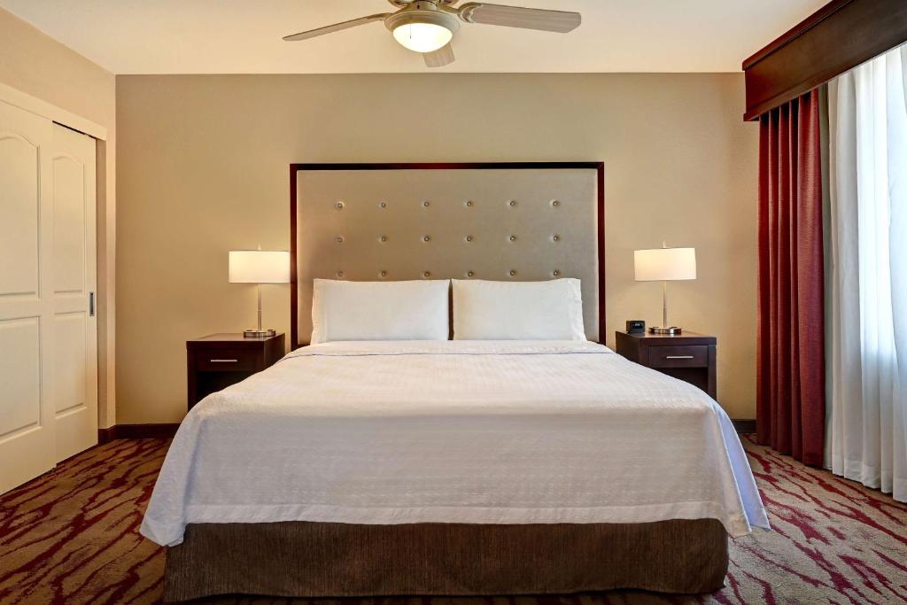 Homewood Suites by Hilton Albuquerque Airportにあるベッド