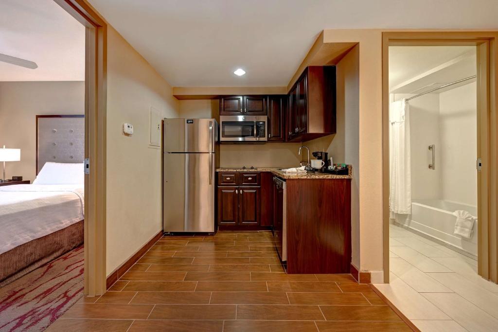 Homewood Suites by Hilton Albuquerque Airportにあるキッチンまたは簡易キッチン