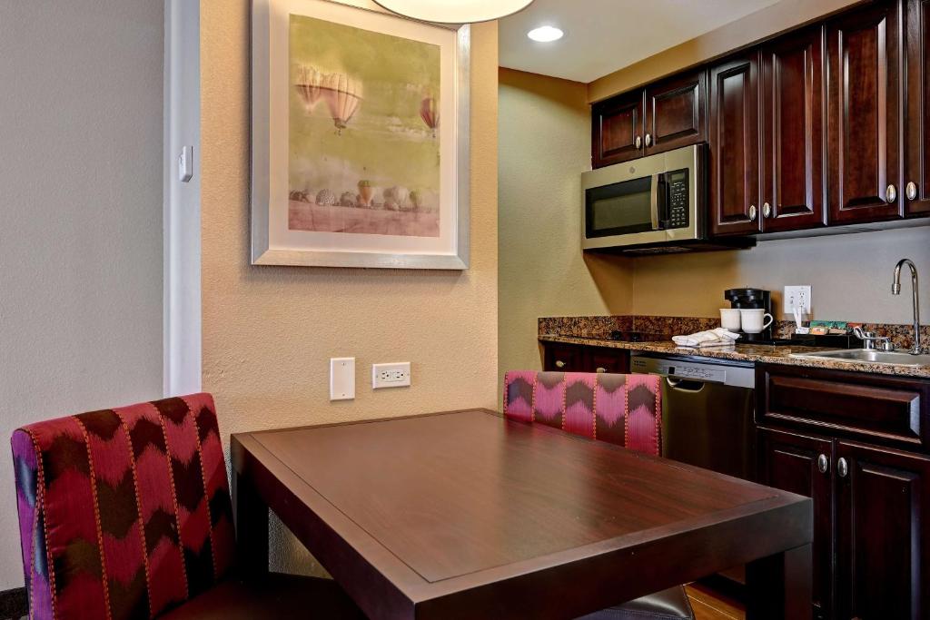 Homewood Suites by Hilton Albuquerque Airportにあるキッチンまたは簡易キッチン