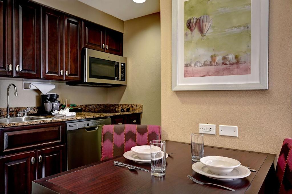 Homewood Suites by Hilton Albuquerque Airportにあるキッチンまたは簡易キッチン