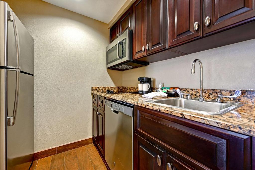Homewood Suites by Hilton Albuquerque Airportにあるキッチンまたは簡易キッチン