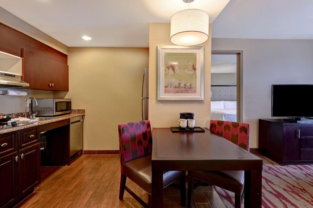 Homewood Suites by Hilton Albuquerque Airportにあるキッチンまたは簡易キッチン
