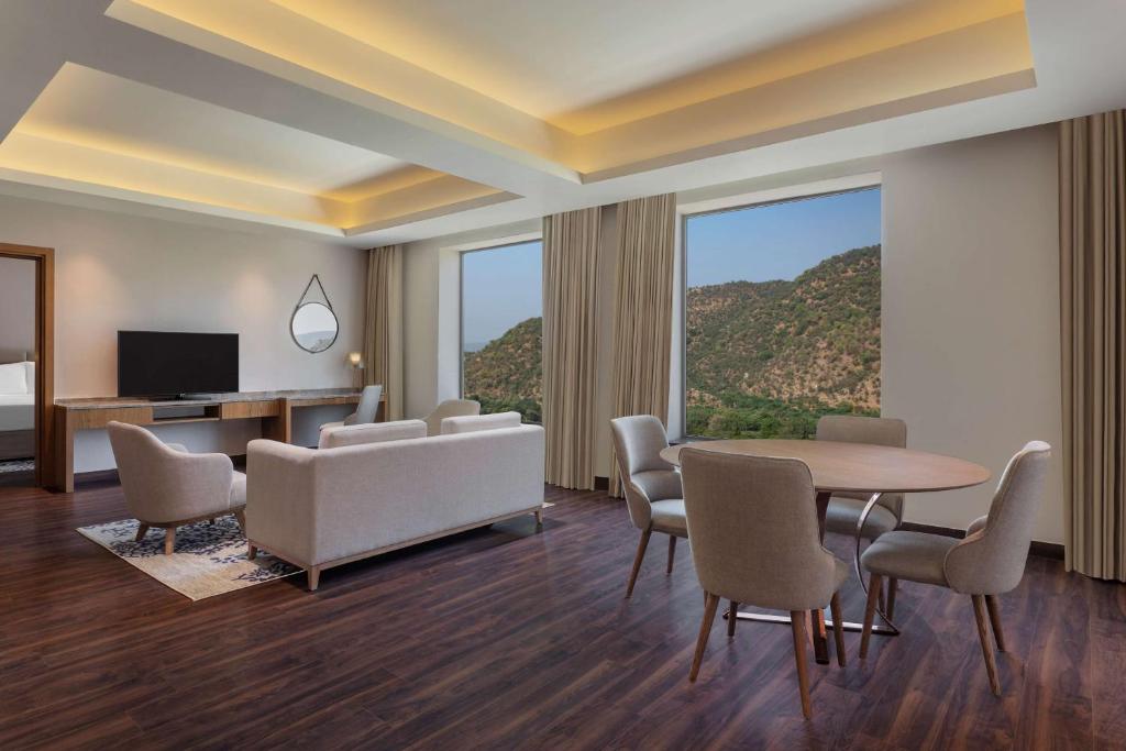 TV a/nebo společenská místnost v ubytování DoubleTree By Hilton Jaipur Amer