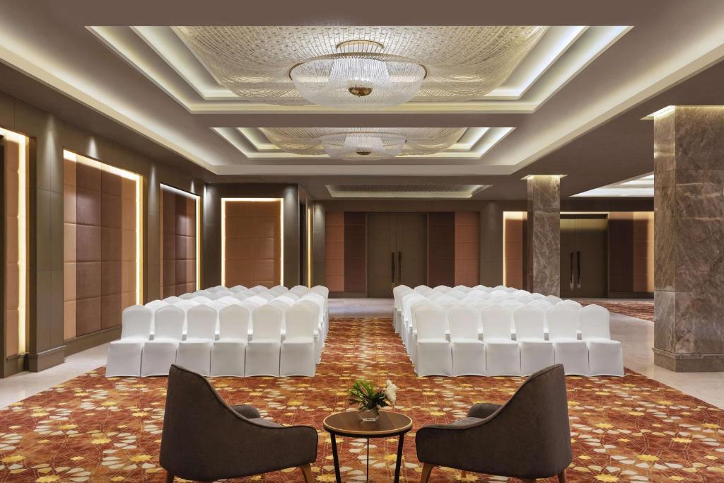 Posezení v ubytování DoubleTree By Hilton Jaipur Amer