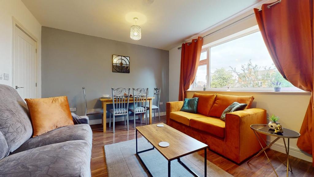 Atpūtas zona naktsmītnē Cosy 2 bed Apartment 1st Floor Business & Leisure Parking and Wifi by Jesswood Properties