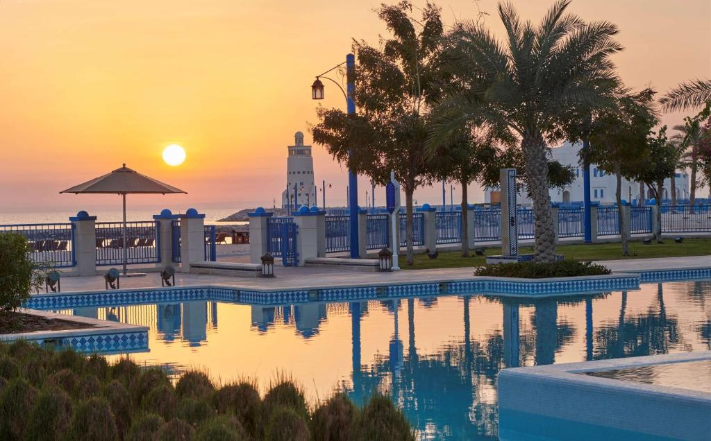 Bazén v ubytování Hilton Salwa Beach Resort and Villas nebo v jeho okolí