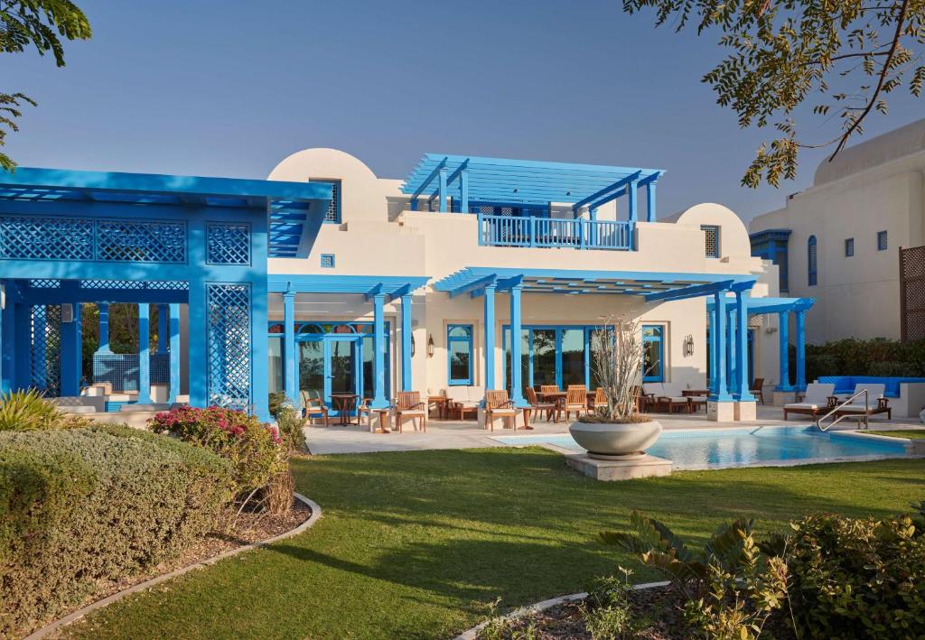 Bazén v ubytování Hilton Salwa Beach Resort and Villas nebo v jeho okolí