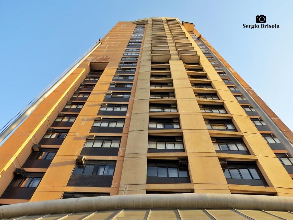 un edificio alto con ventanas laterales en Flat Live Lodge, en São Paulo