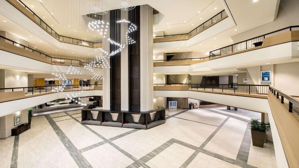 um grande lobby com uma grande coluna no meio em Hilton Atlanta em Atlanta