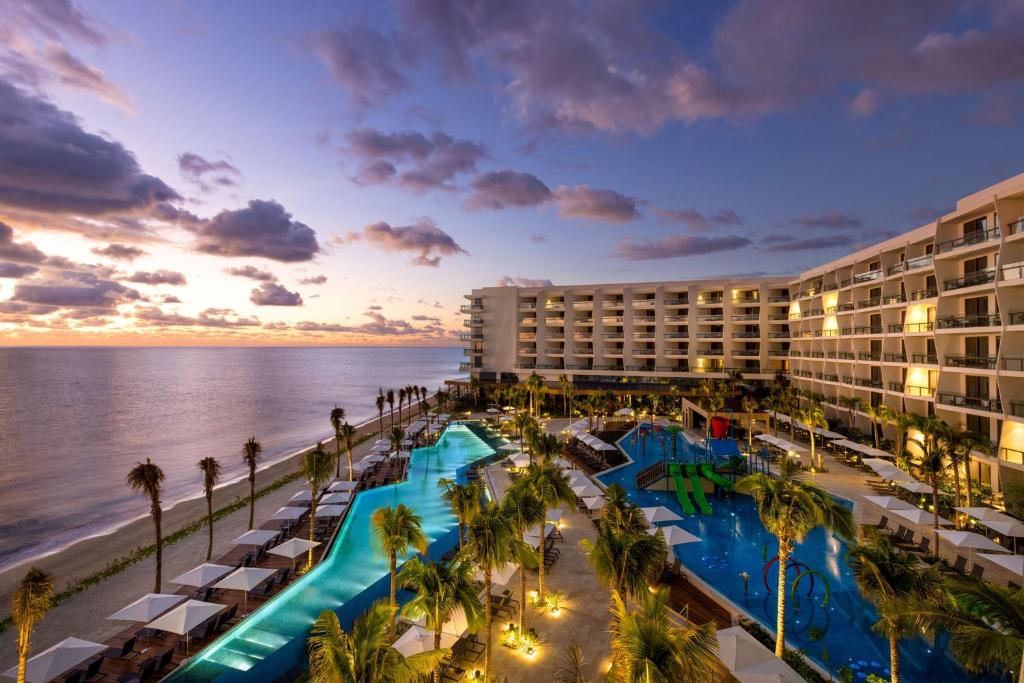 Bazén v ubytování Hilton Cancun, an All-Inclusive Resort nebo v jeho okolí
