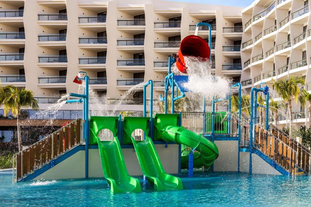 Bazén v ubytování Hilton Cancun, an All-Inclusive Resort nebo v jeho okolí