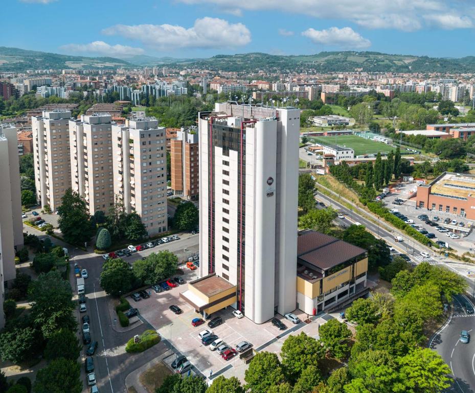 een luchtzicht op een groot wit gebouw in een stad bij Best Western Plus Tower Hotel Bologna in Bologna