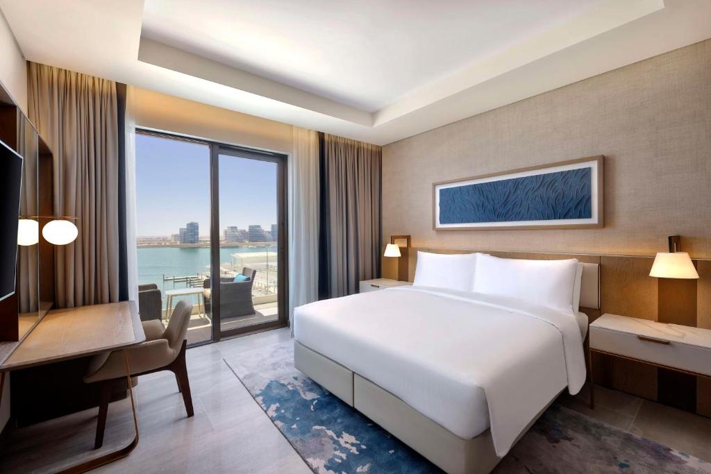 Postel nebo postele na pokoji v ubytování Hilton Abu Dhabi Yas Island