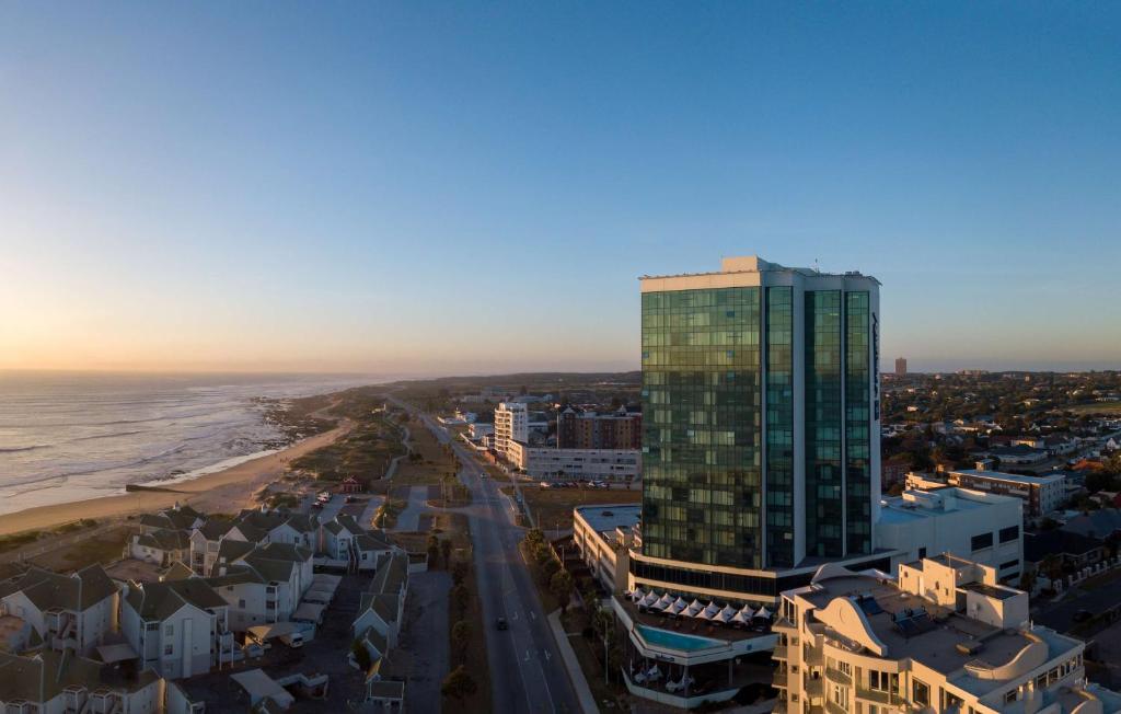 una vista aerea di un alto edificio vicino alla spiaggia di Radisson Blu Hotel, Port Elizabeth a Port Elizabeth