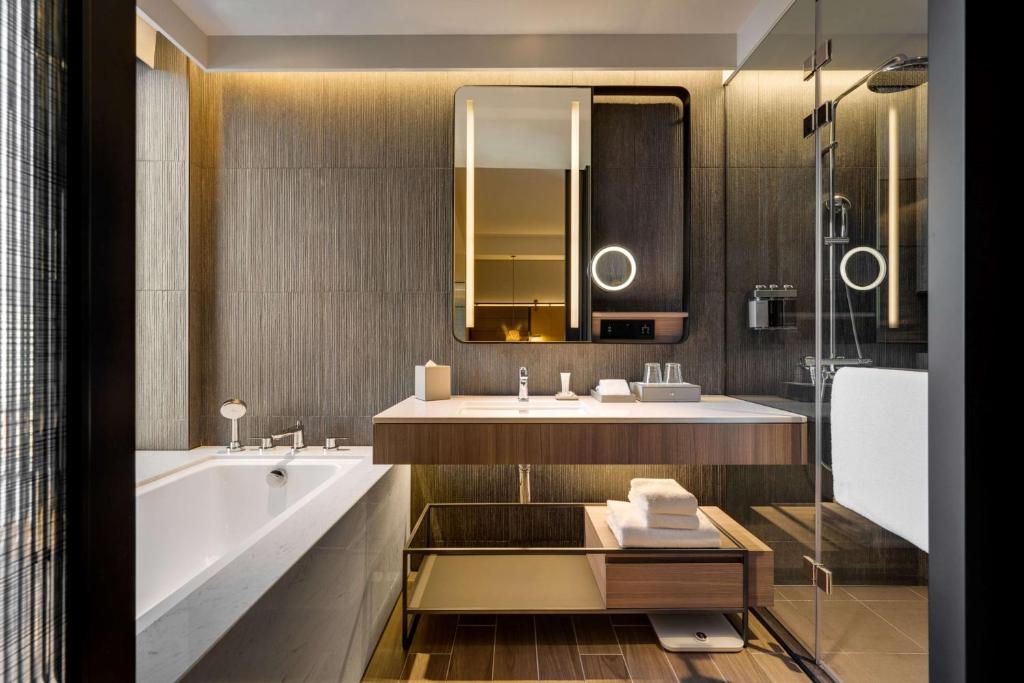 A bathroom at Hotel Resonance Taipei, Tapestry Collection by Hilton