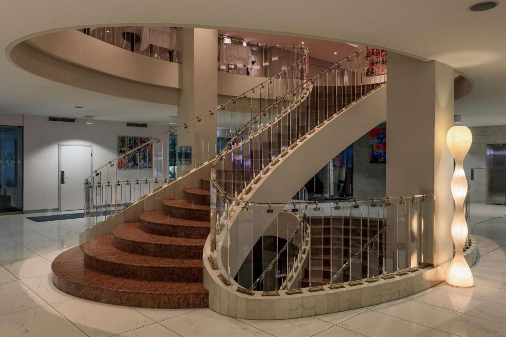 Hilton Geneva Hotel and Conference Centre - Resim 9