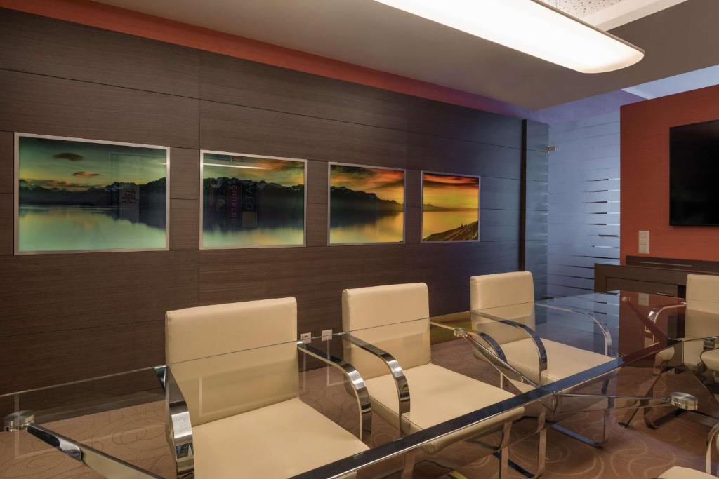 Hilton Geneva Hotel and Conference Centre - Resim 35