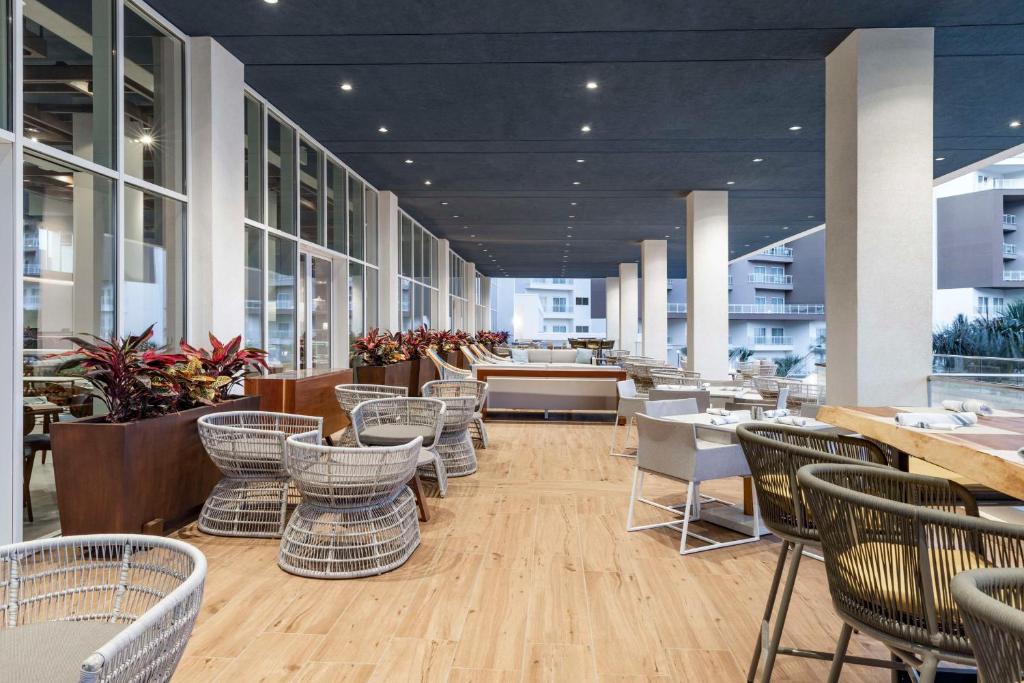Uma área de estar em Embassy Suites By Hilton Aruba Beach Resort