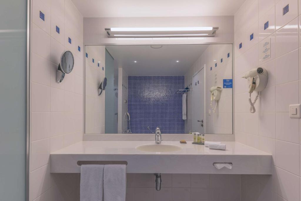 Hilton Geneva Hotel and Conference Centre - Resim 42