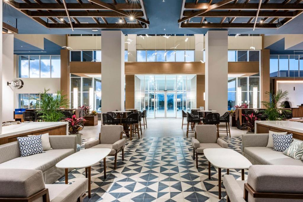 Uma área de estar em Embassy Suites By Hilton Aruba Beach Resort