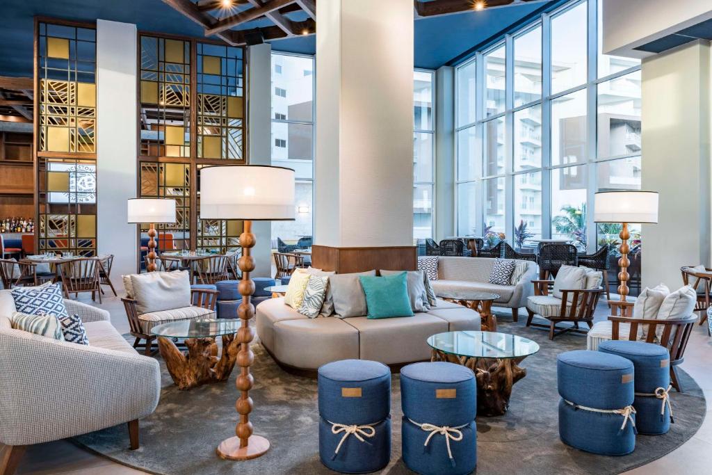 Uma área de estar em Embassy Suites By Hilton Aruba Beach Resort