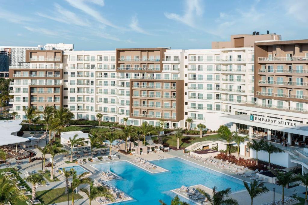 A piscina localizada em Embassy Suites By Hilton Aruba Beach Resort ou nos arredores