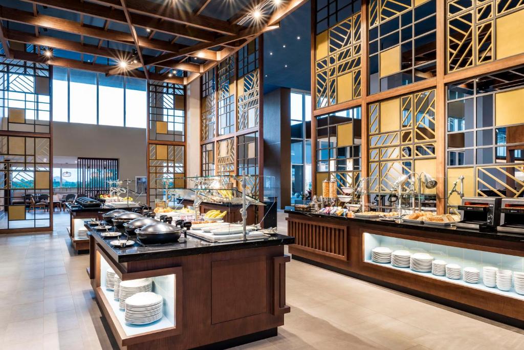 Um restaurante ou outro lugar para comer em Embassy Suites By Hilton Aruba Beach Resort