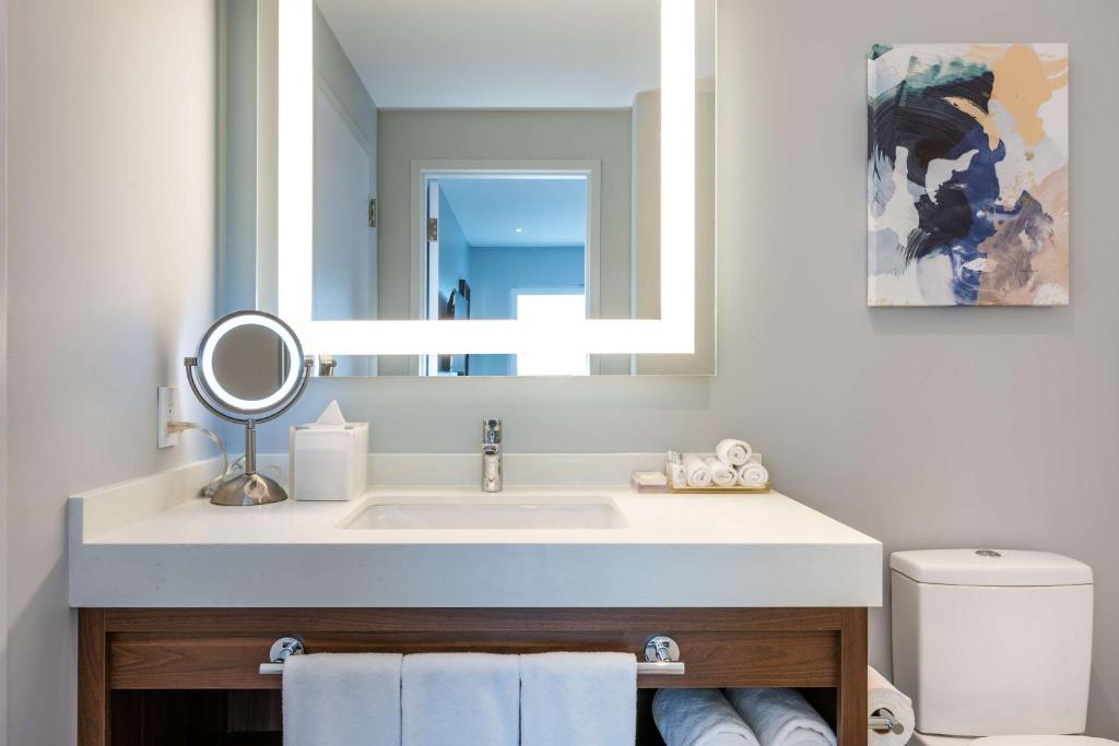 Embassy Suites By Hilton Aruba Beach Resort - One Bedroom Suite With One King Bed And Pool View