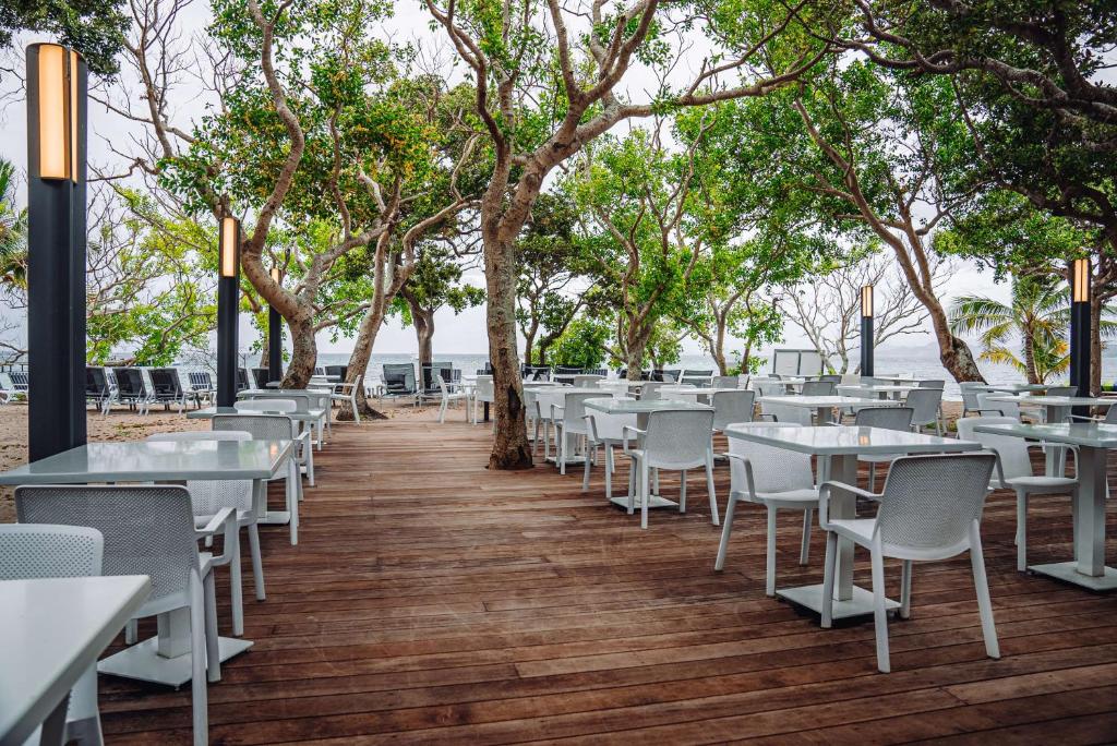 Restaurace v ubytování DoubleTree by Hilton Noumea Ilot Maitre Resort
