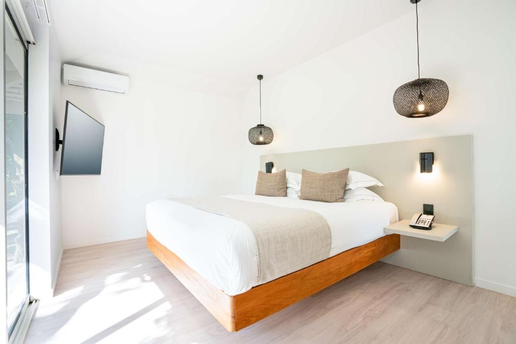 Postel nebo postele na pokoji v ubytování DoubleTree by Hilton Noumea Ilot Maitre Resort