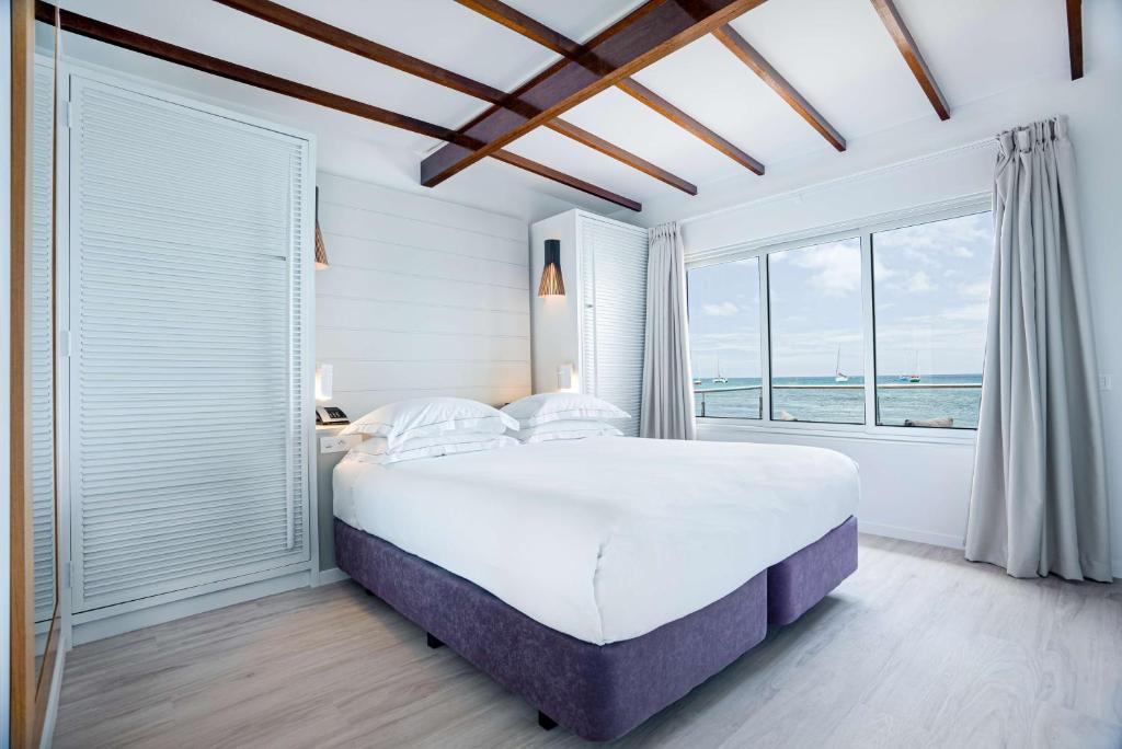 Postel nebo postele na pokoji v ubytování DoubleTree by Hilton Noumea Ilot Maitre Resort