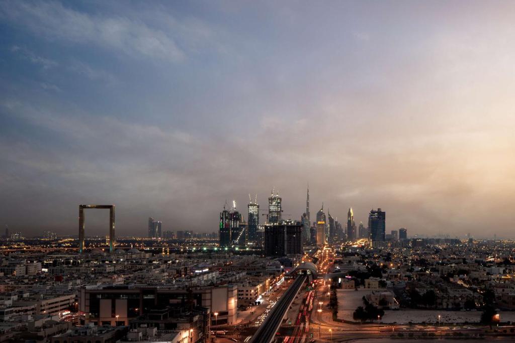 迪拜DoubleTree by Hilton Dubai M Square Hotel & Residences的城市夜景