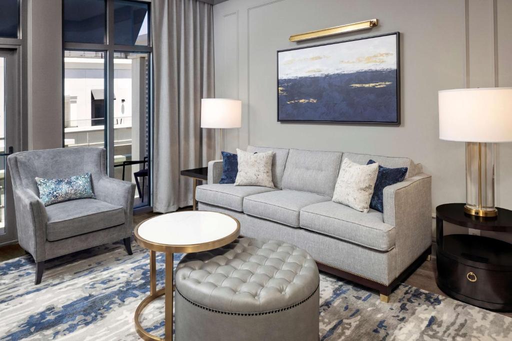 Hilton Club Liberty Place Charleston - Deluxe King Suite Met één Slaapkamer Met Balkon