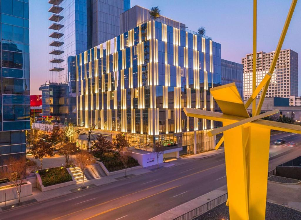 Um edifício com uma estrela amarela à frente. em HALL Arts Hotel Dallas, Curio Collection by Hilton em Dallas